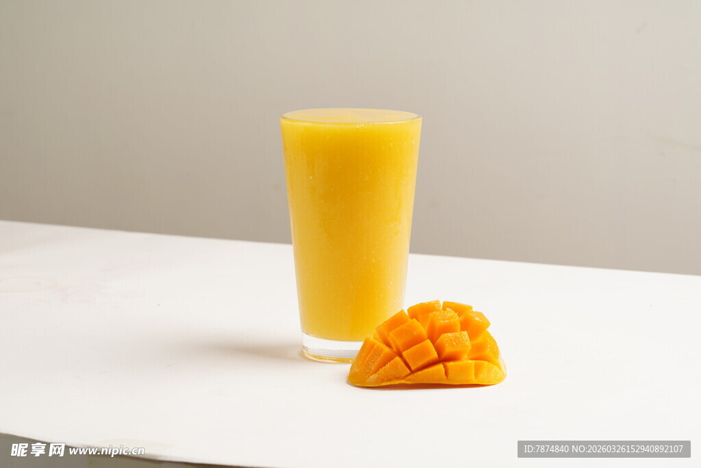 一杯芒果汁与新鲜芒果块