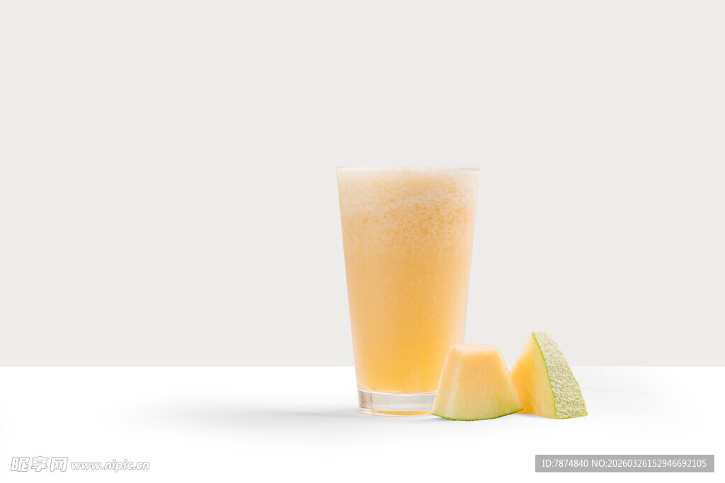 一杯鲜榨芒果汁及果块