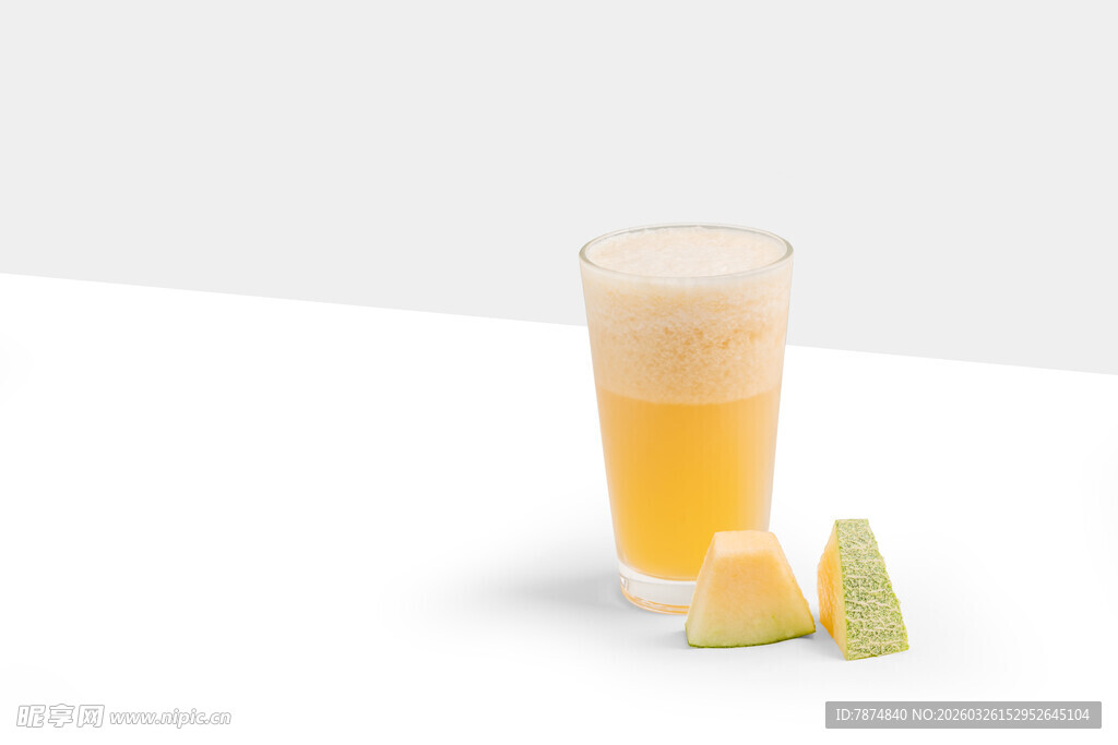一杯鲜榨果汁与水果块