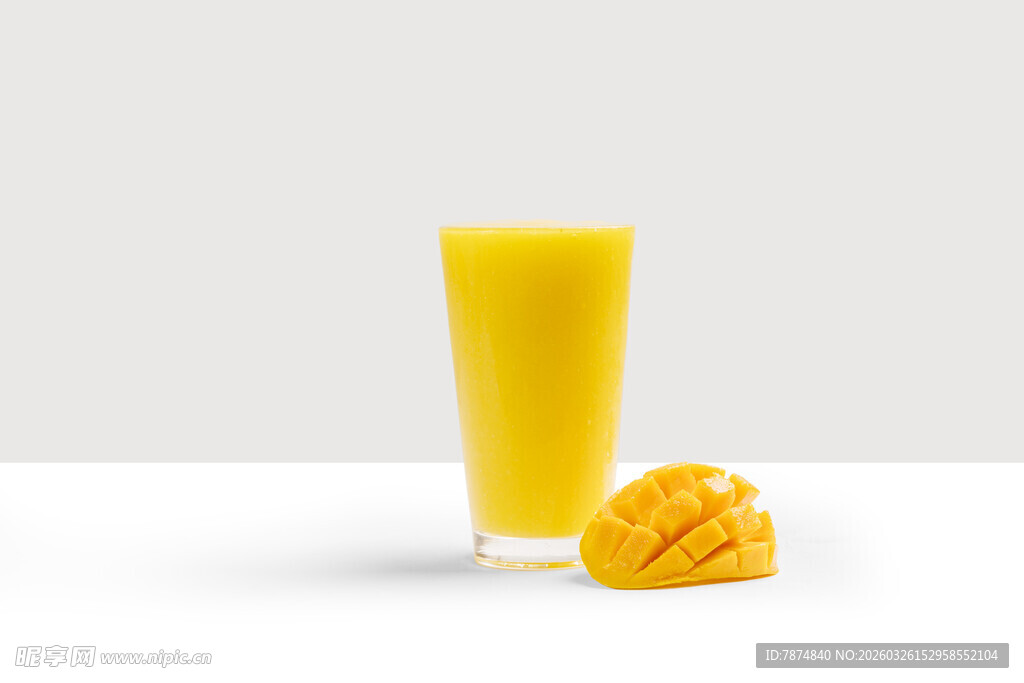 一杯芒果汁搭配新鲜芒果