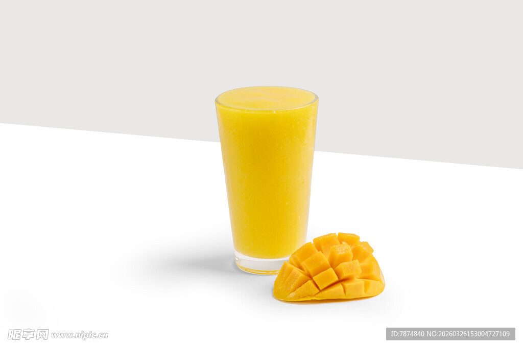 一杯鲜榨芒果汁与芒果块