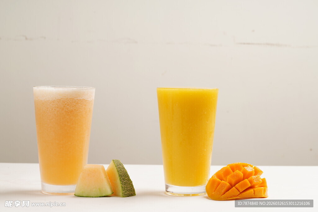 鲜榨果汁与水果组合展示