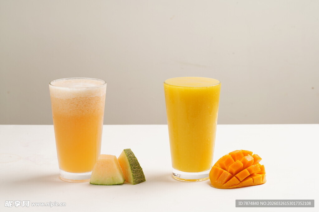 鲜榨果汁与水果组合