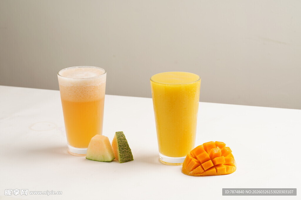 芒果果汁饮品与鲜果展示