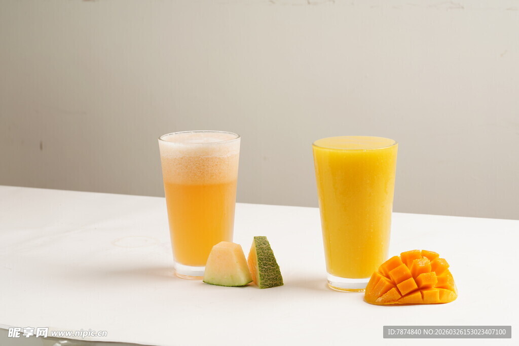 芒果果汁与鲜果展示