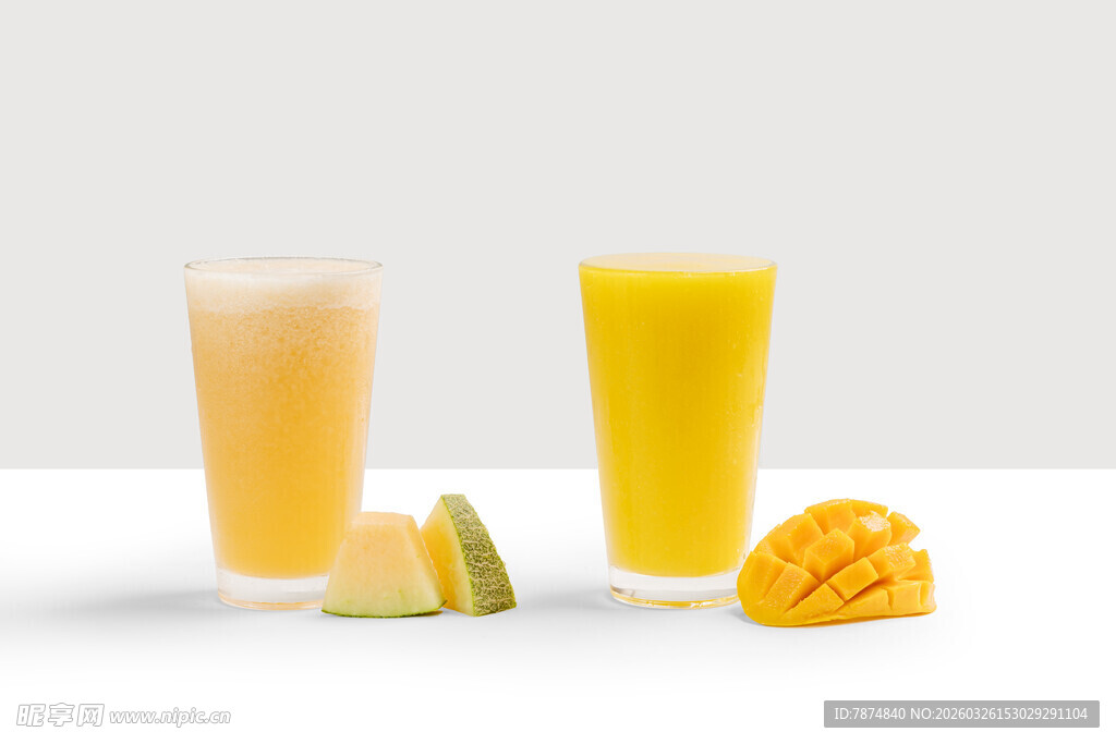 鲜榨果汁与切块水果展示