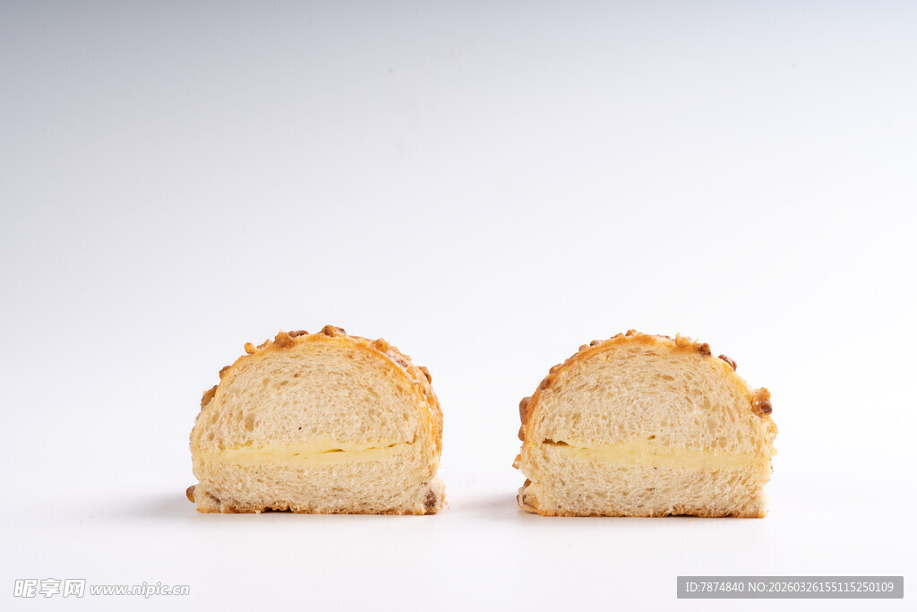 两块奶黄色糕点特写