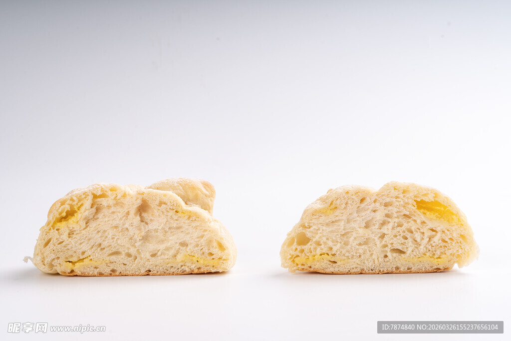 两块美味的蓬松糕点