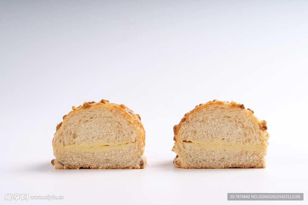 两块美味的糕点展示