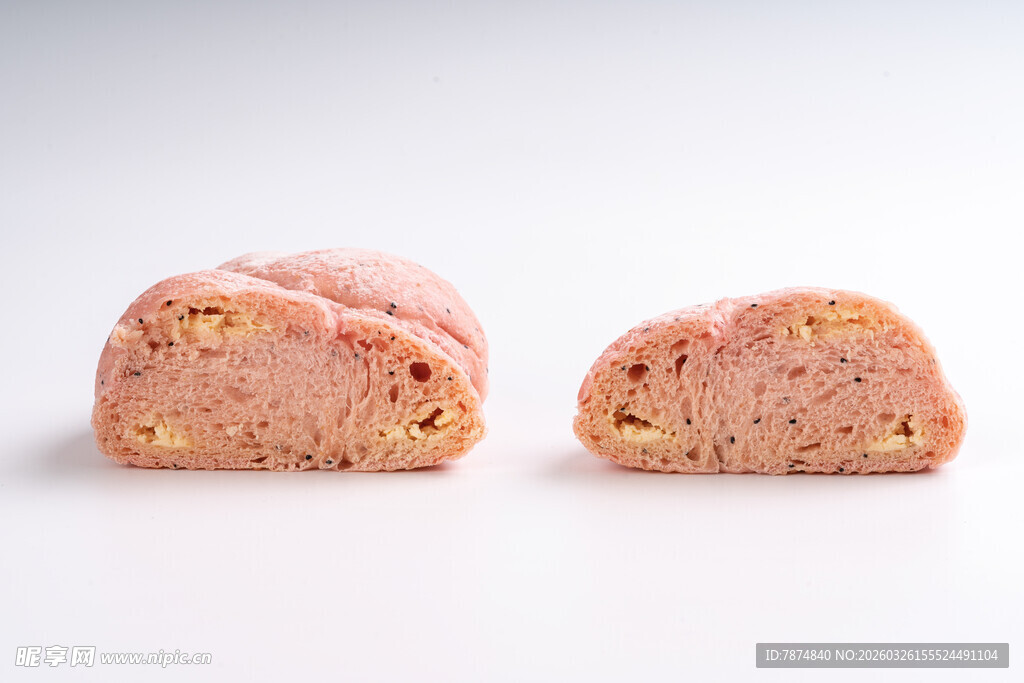 两块粉色夹心糕点