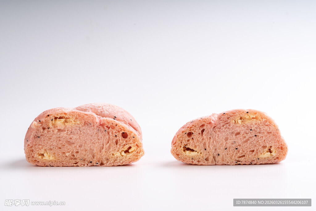 两块色泽诱人的肉制品