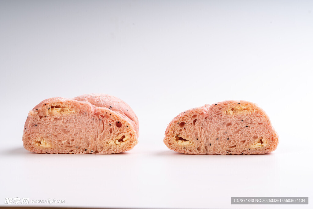 切开的粉色糕点