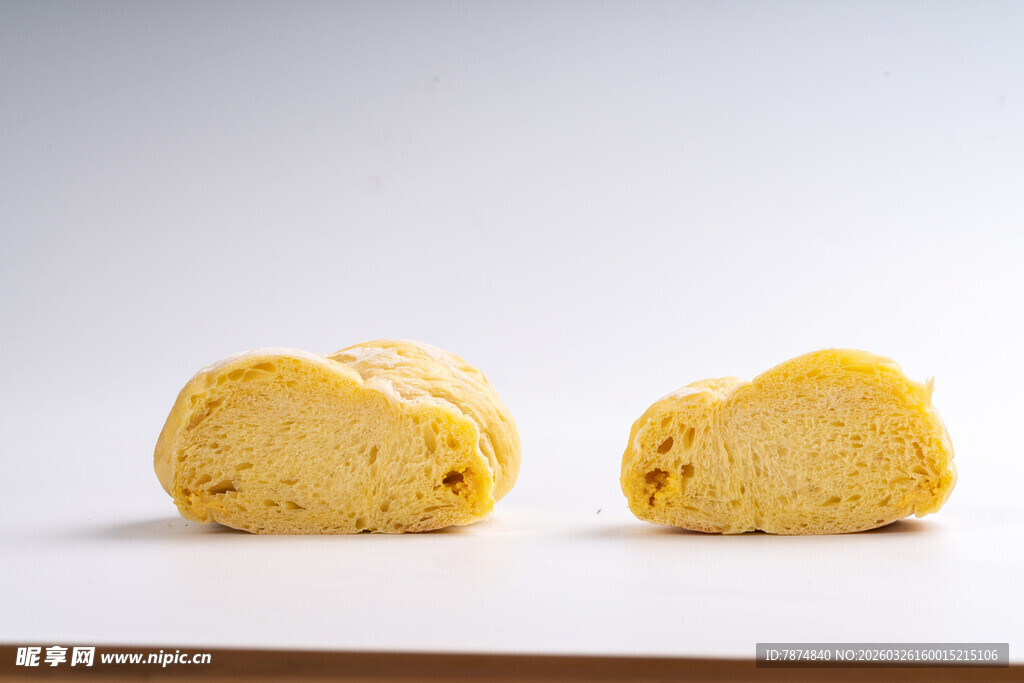 两块美味的黄色糕点