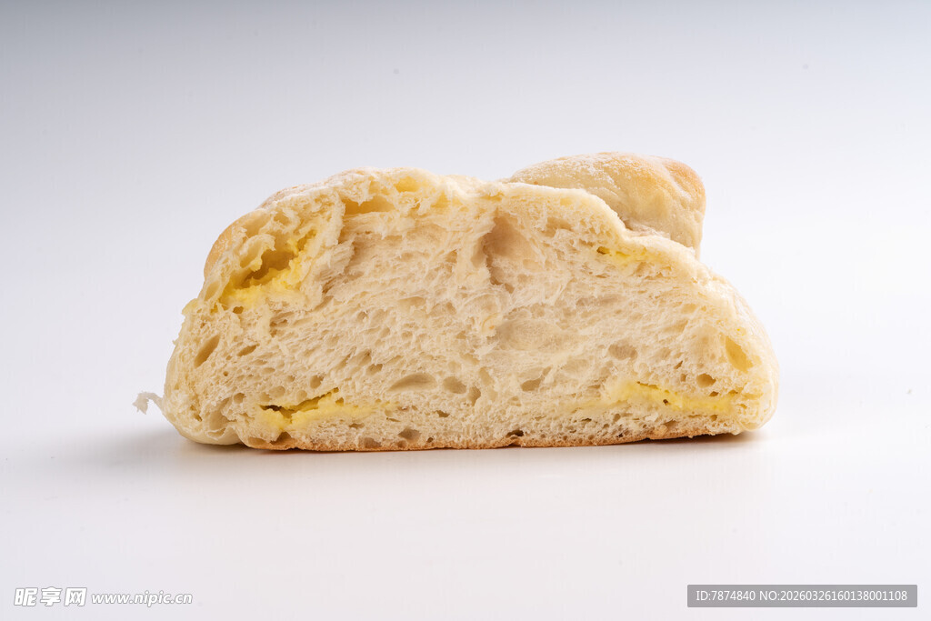 一块多孔的淡黄色面包