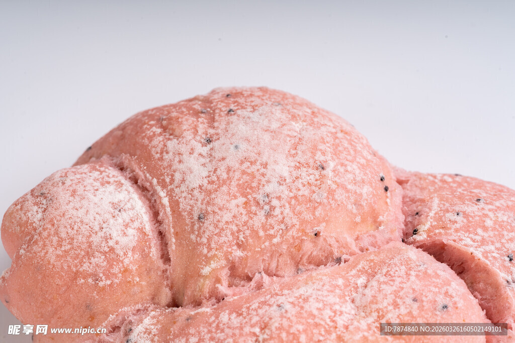 粉色撒粉面包卷