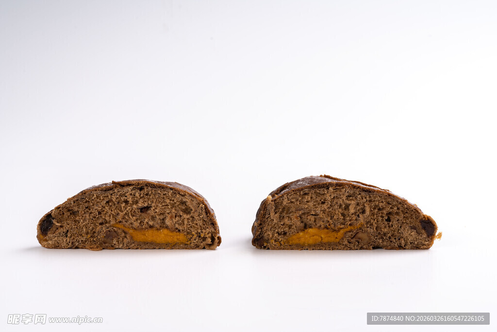 切开的夹馅黑麦面包