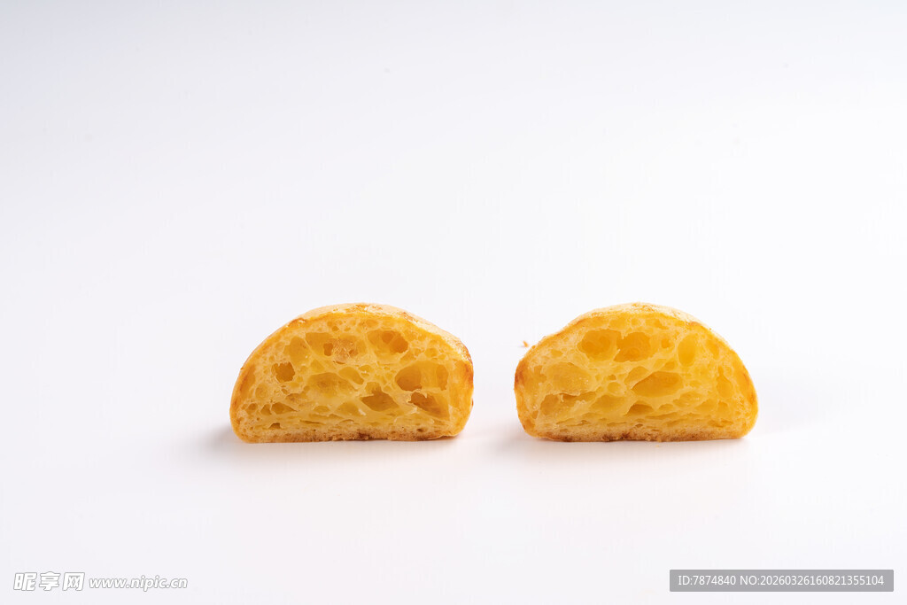 两颗金黄酥脆的泡芙