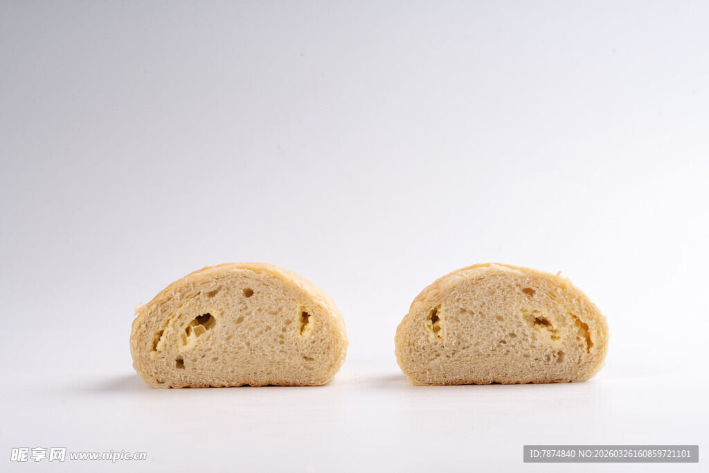 切开的美味糕点