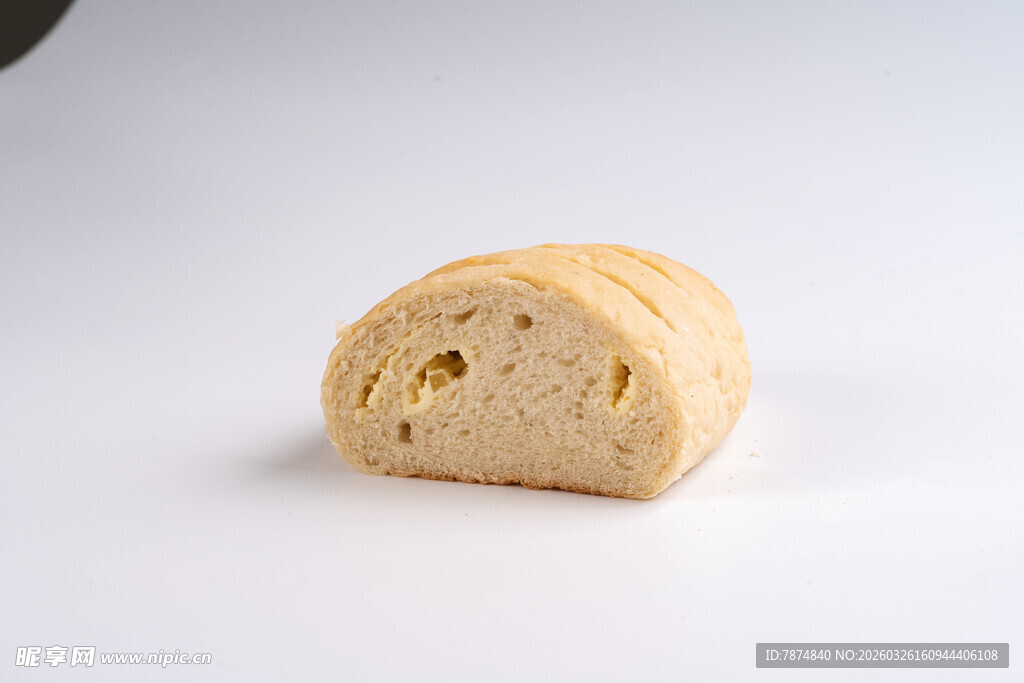 切开的美味果仁面包