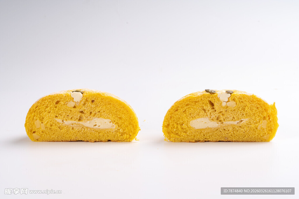 切开的黄色糕点展示