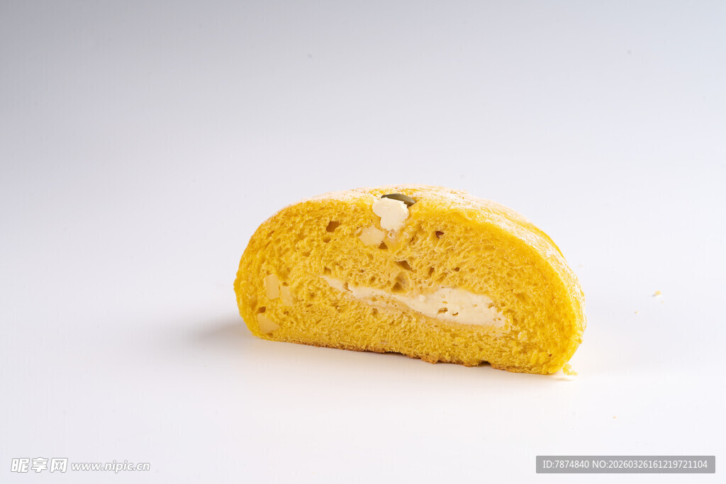 切开的黄色夹心蛋糕