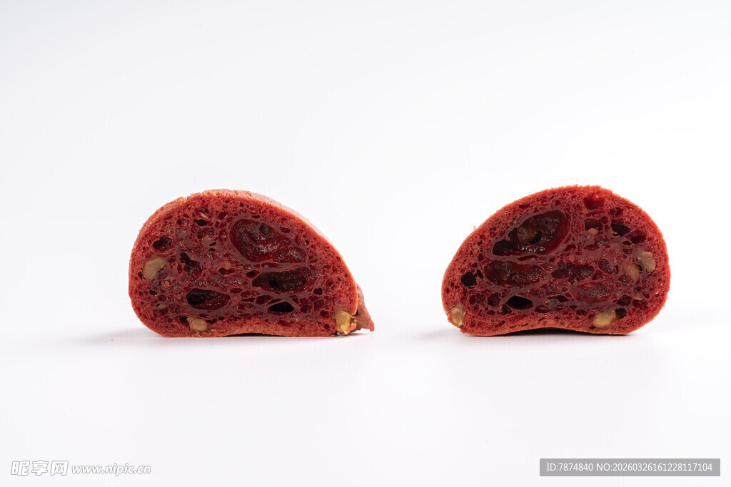 切开的红色糕点