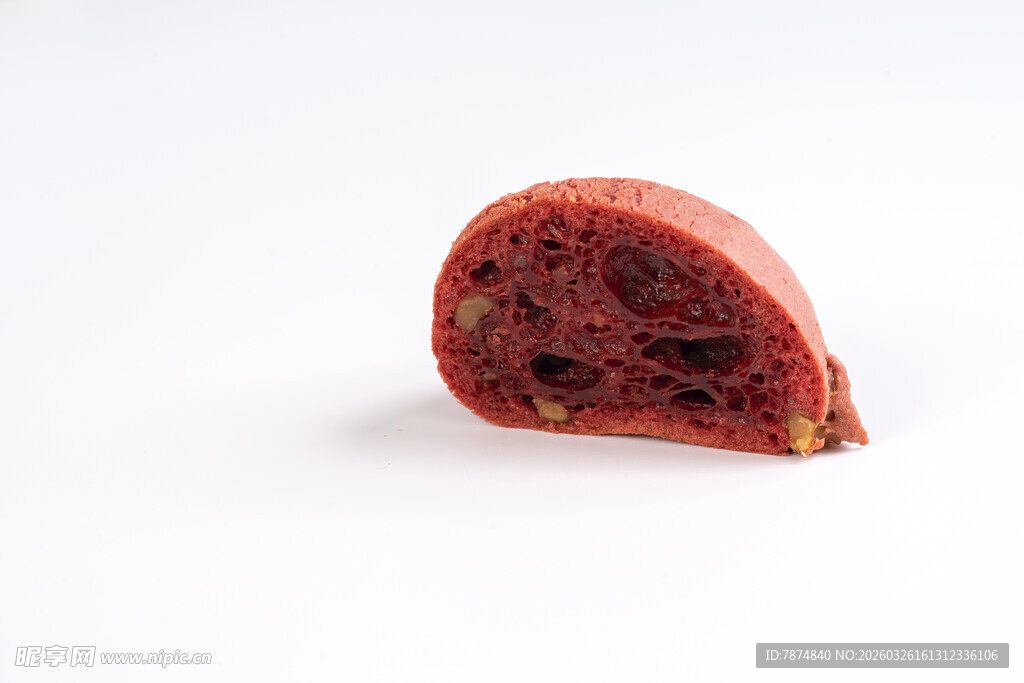 切开的红色糕点