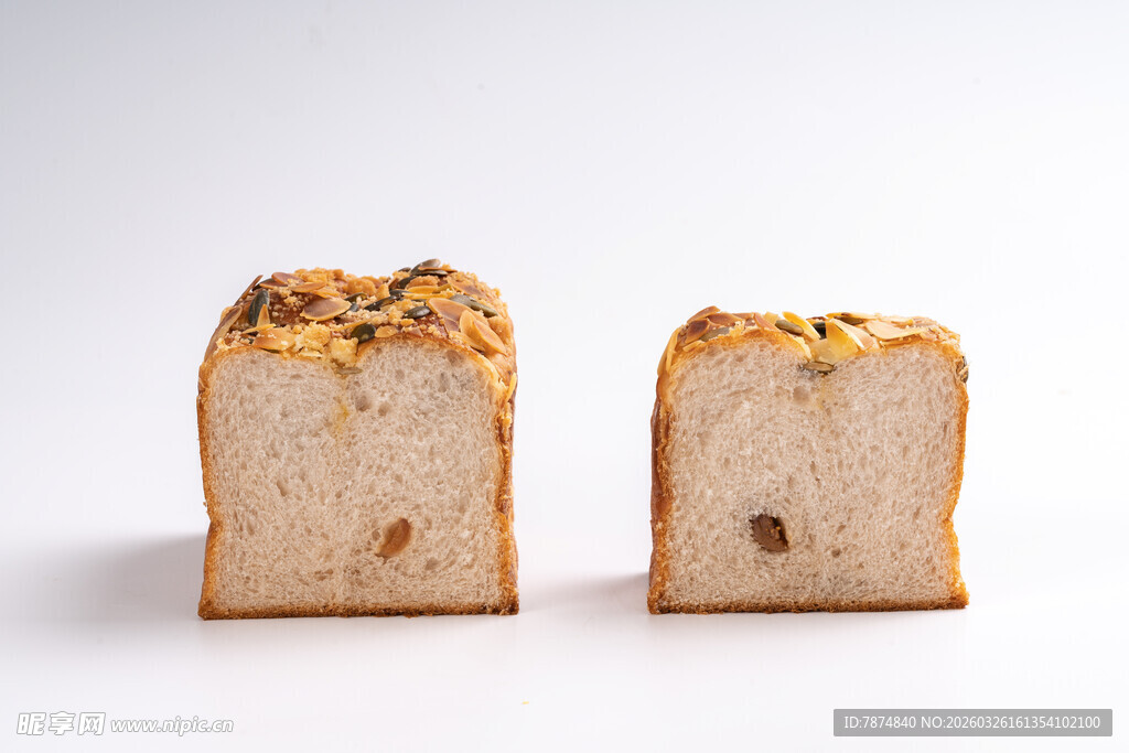 两片切片坚果面包