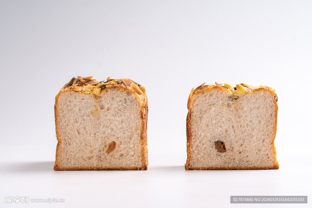 两片带坚果的切片面包