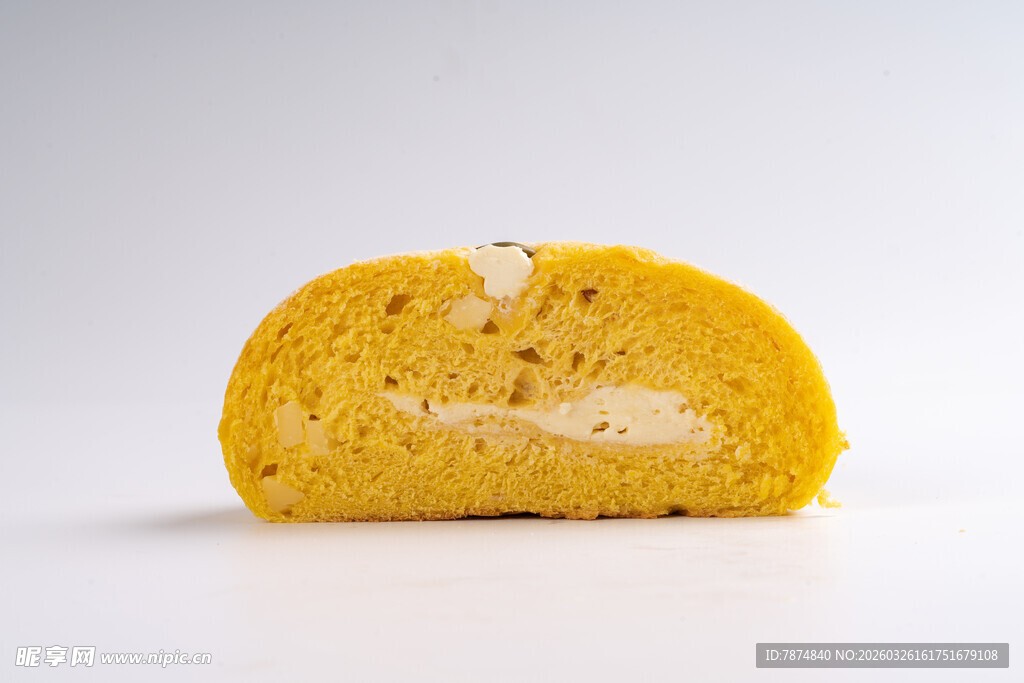 切开的黄色面包