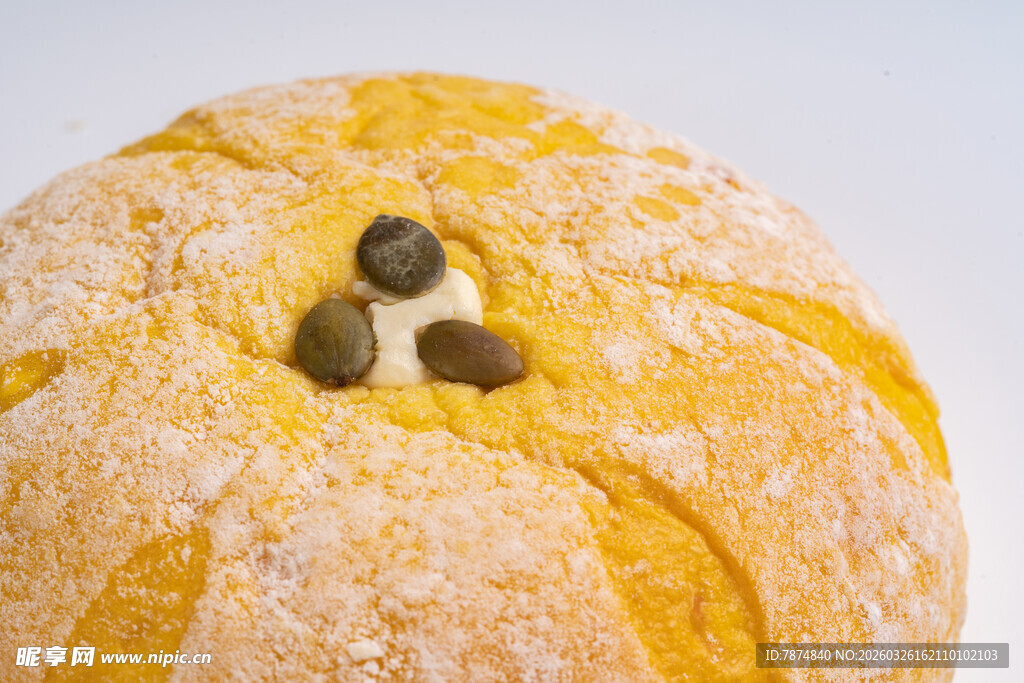 撒粉面包上的巧克力装饰