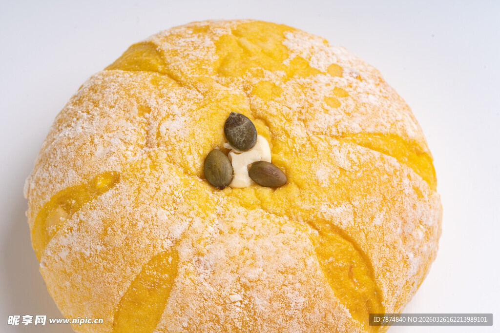 撒粉装饰的美味圆形面包