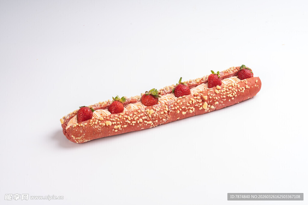草莓装饰的精美长条甜点