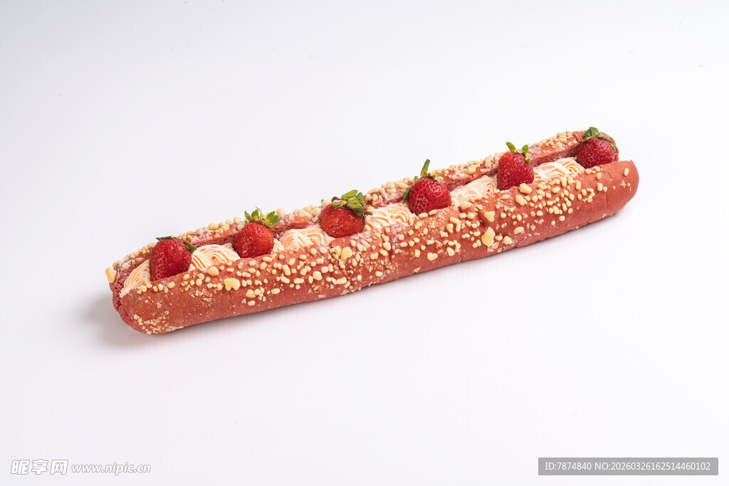 草莓装饰的长条面包