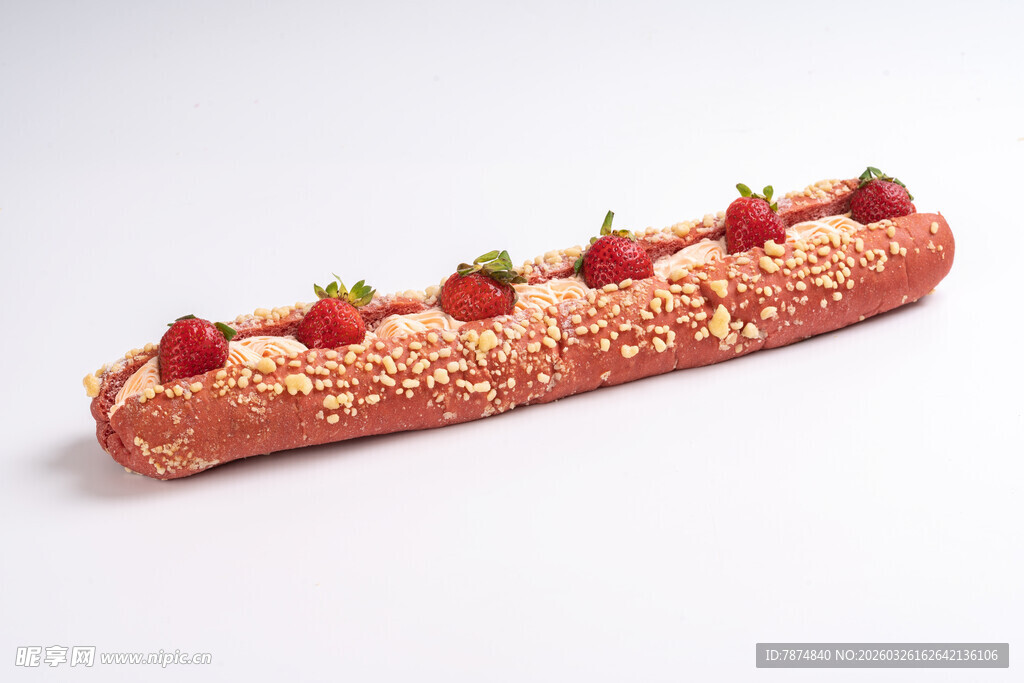 草莓装饰的长条面包