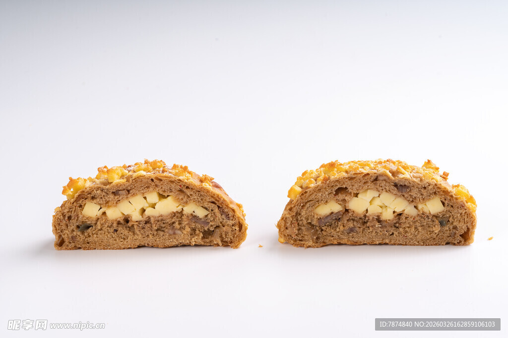 切开的美味夹心糕点