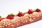 草莓坚果装饰的美味长面包