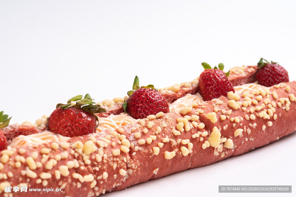 草莓坚果装饰的美味长面包
