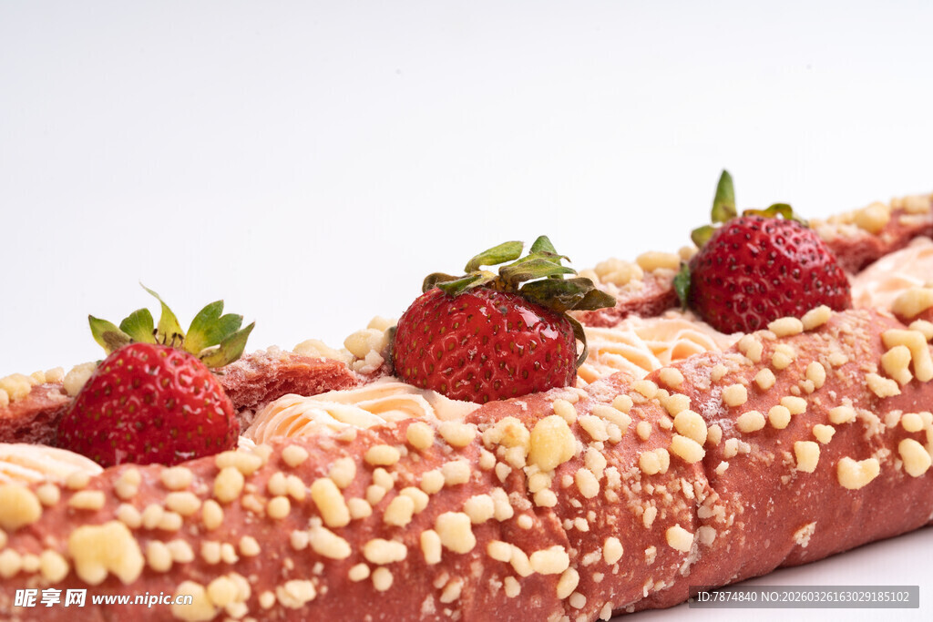 草莓坚果装饰的美味糕点