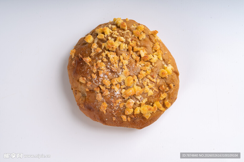 撒坚果碎的美味面包