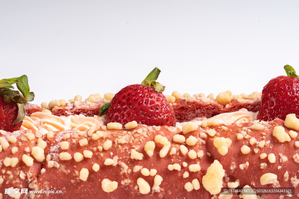 草莓坚果装饰的美味糕点