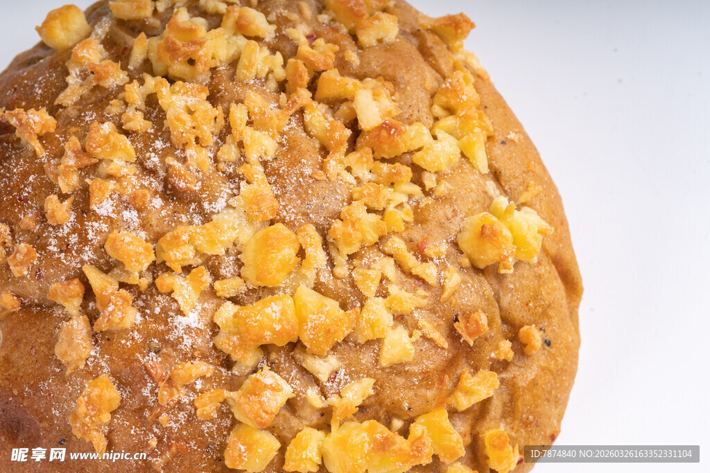 美味坚果装饰的特色面包