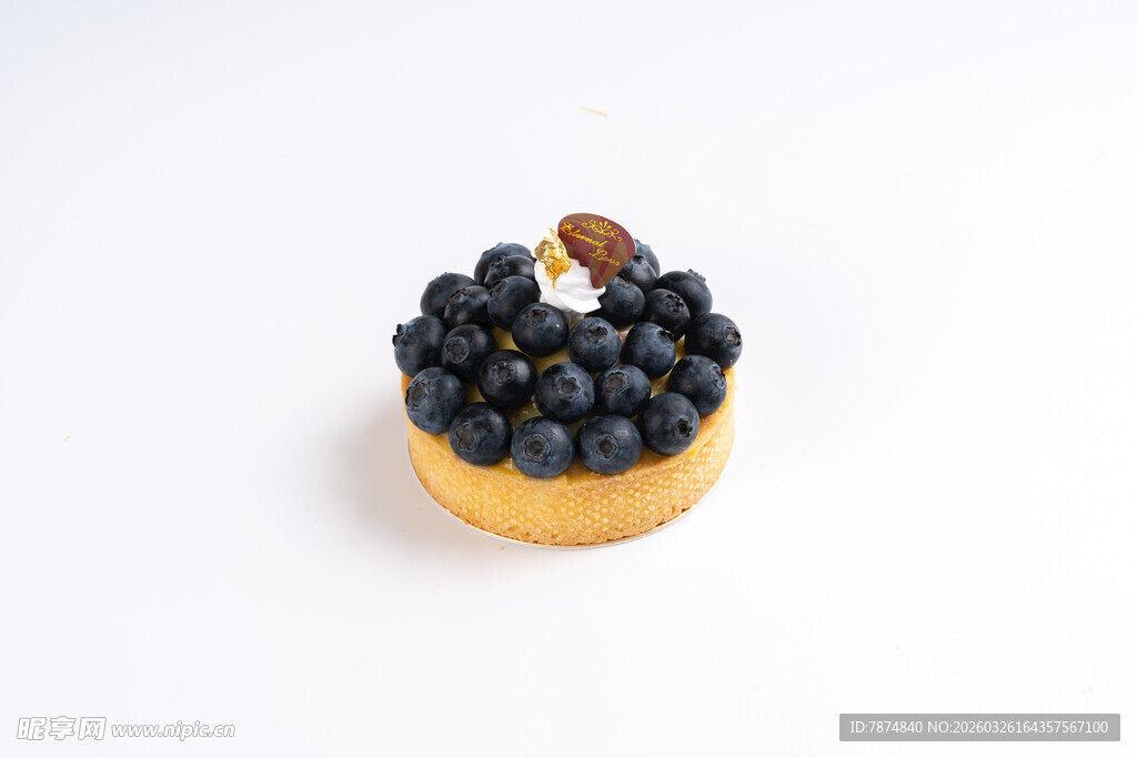 蓝莓塔甜点 顶部饰有坚果