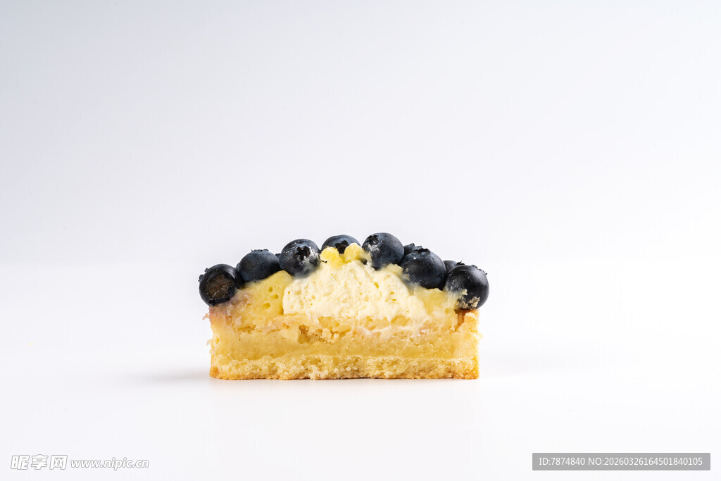 蓝莓装饰的美味蛋糕