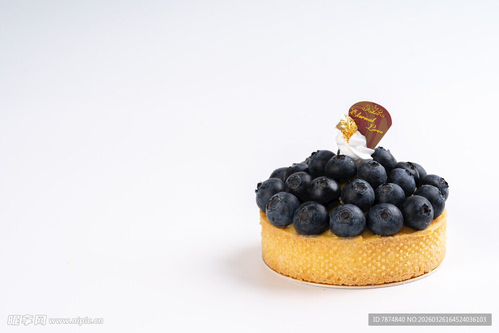 蓝莓塔上的甜蜜小蛋糕