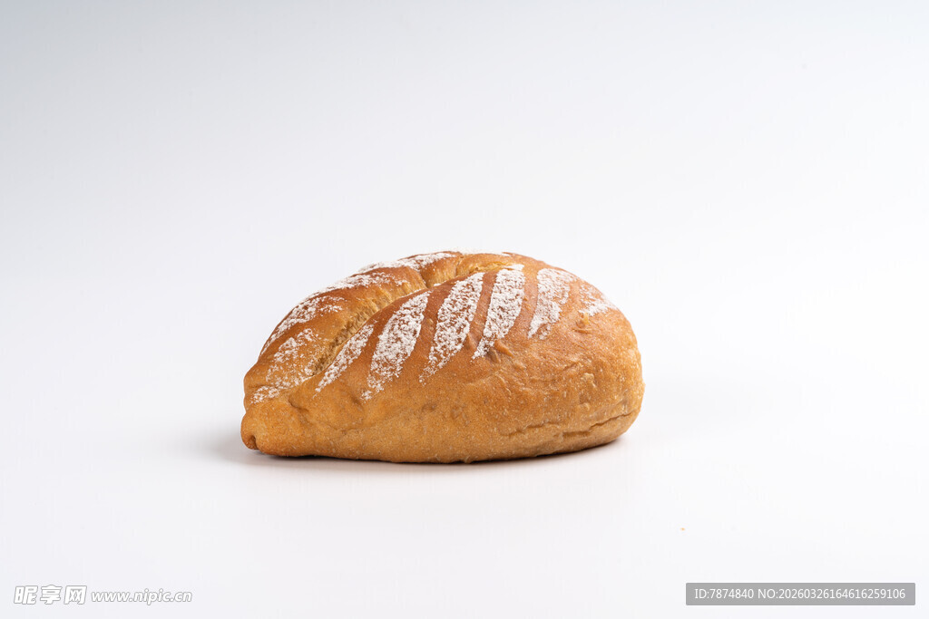 单个撒粉面包特写