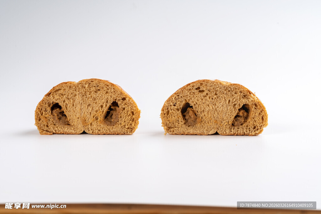 两块孔洞面包特写
