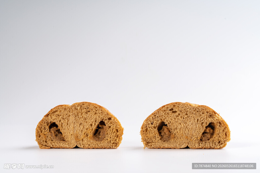两块孔洞状棕色面包
