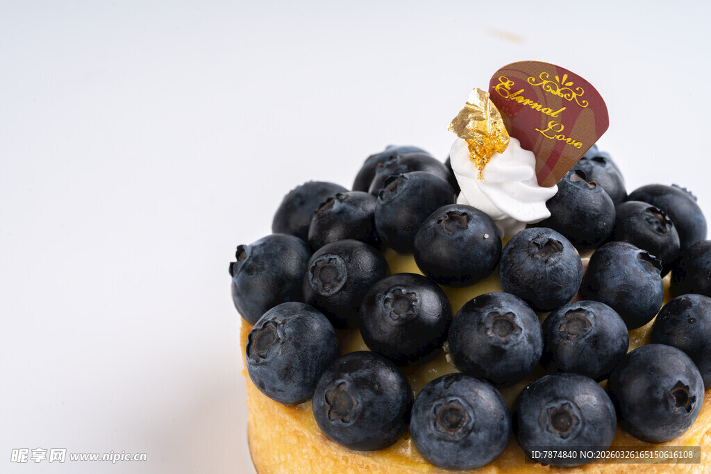 蓝莓装饰的精致美味甜点