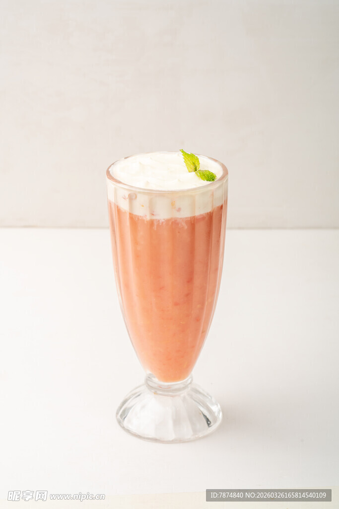 粉色奶昔配青柠装饰